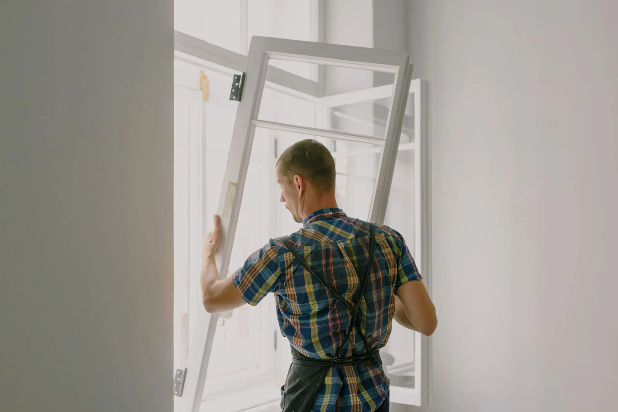 Monteur setzt ein neues Fenster ein